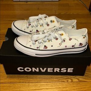 NEW in box. Converse Chuck Taylor All Star Low Floral sneakers